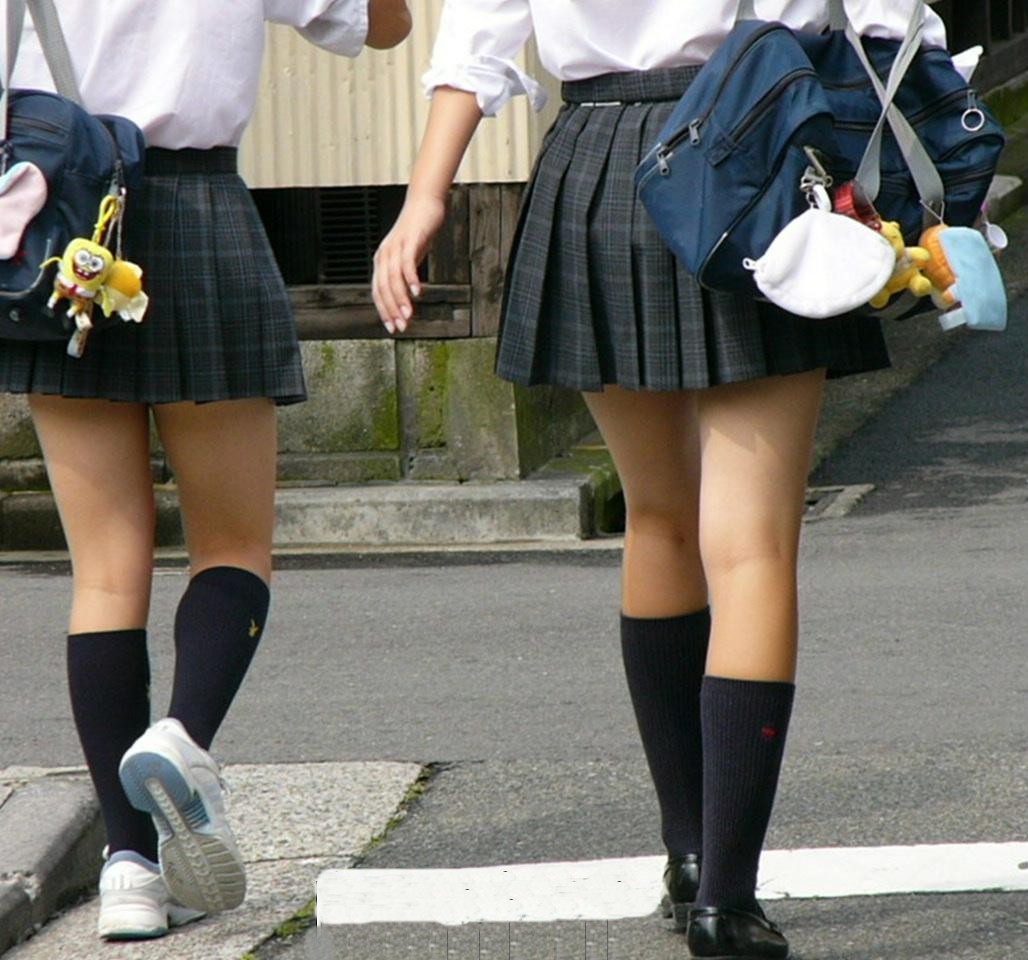 【街撮りJKエロ画像】街を歩く可愛い女子校生に的を絞って美脚を接写…下半身に目が釘付けｗｗｗ-13