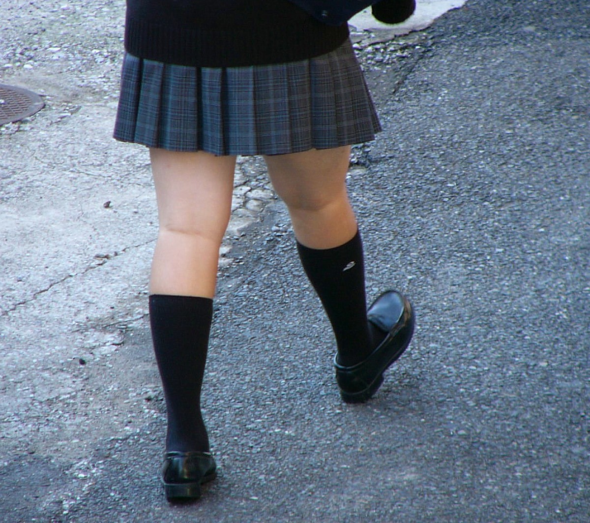 【街撮りJKエロ画像】街を歩く可愛い女子校生に的を絞って美脚を接写…下半身に目が釘付けｗｗｗ-15