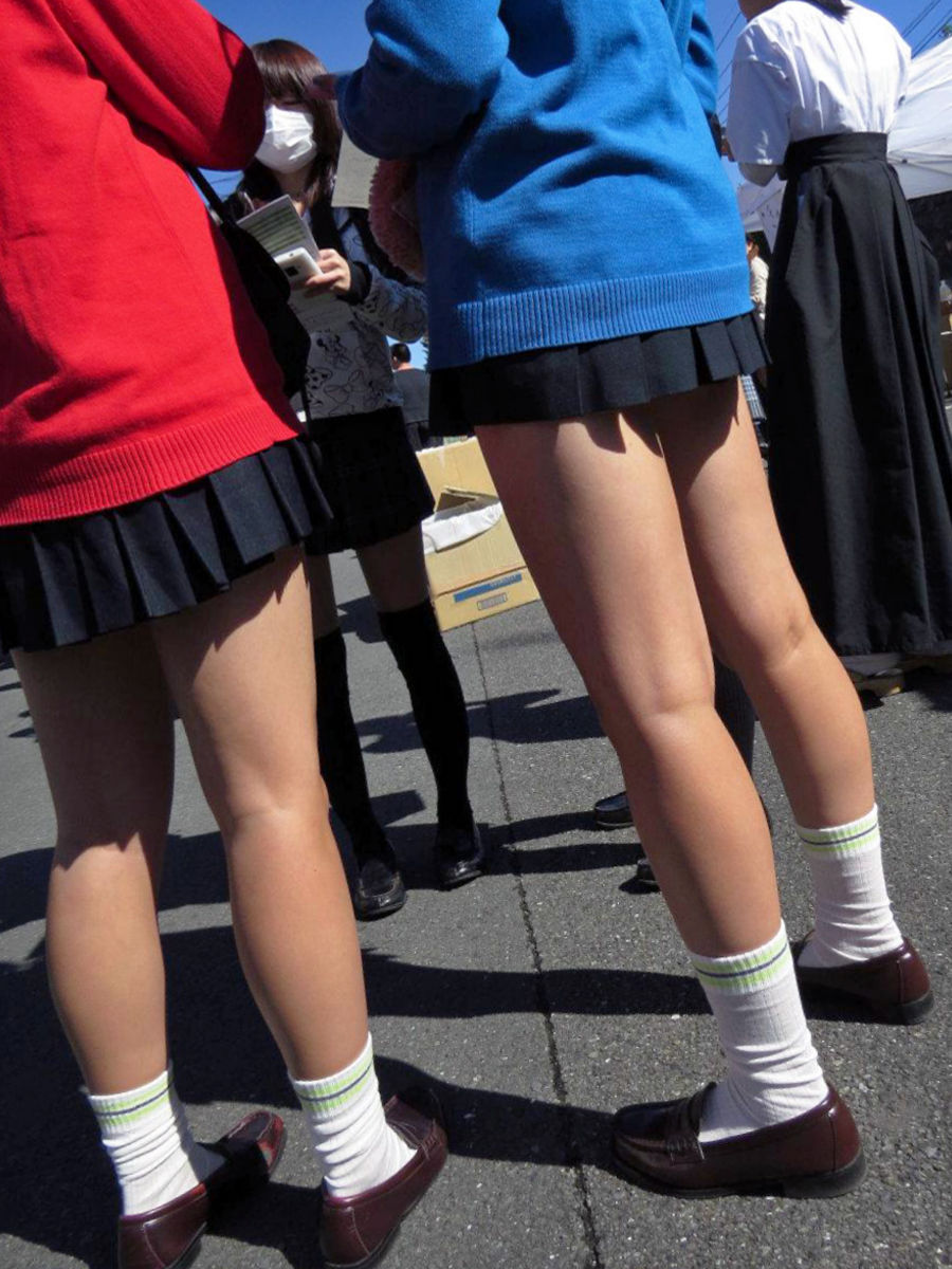 【街撮りJKエロ画像】登下校中の太ももが細く美脚の制服女子校生をガン見せずにはいられないｗｗｗ-04