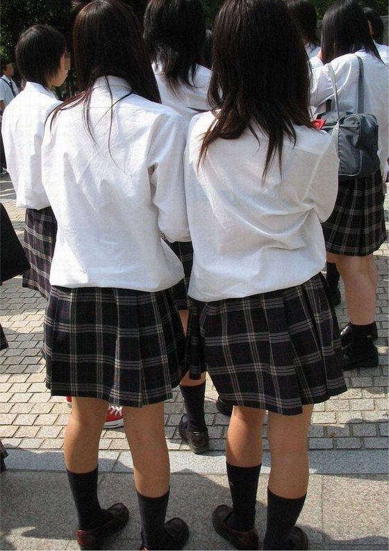 【街撮りJKエロ画像】登下校中の太ももが細く美脚の制服女子校生をガン見せずにはいられないｗｗｗ-07
