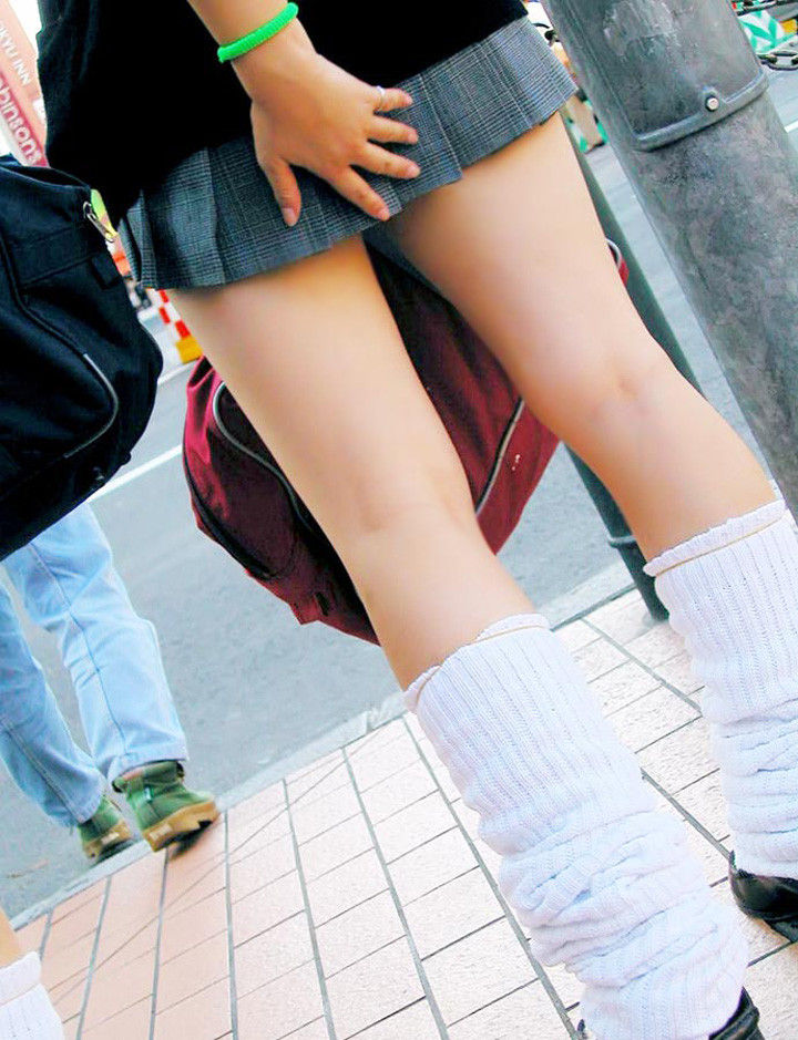 【街撮りJKエロ画像】登下校中の太ももが細く美脚の制服女子校生をガン見せずにはいられないｗｗｗ-09