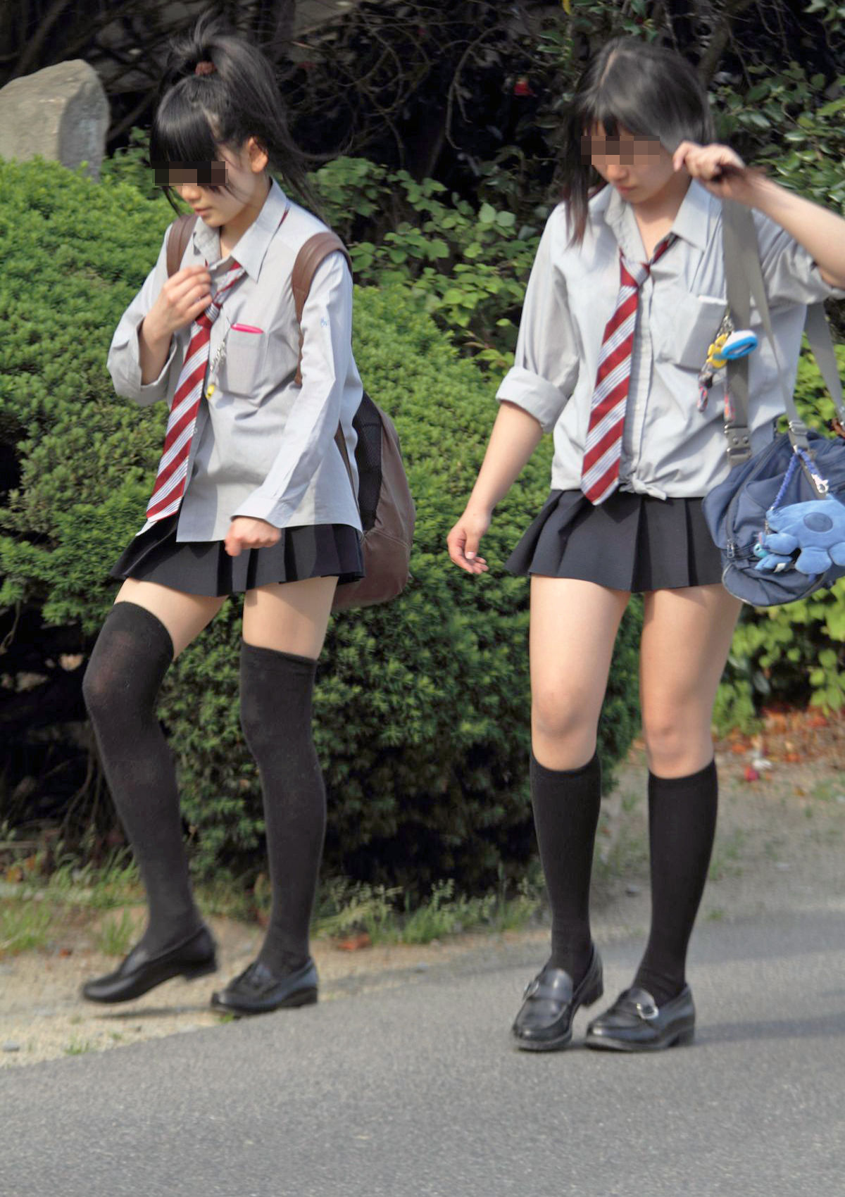 【街撮りJKエロ画像】登下校中の太ももが細く美脚の制服女子校生をガン見せずにはいられないｗｗｗ-17