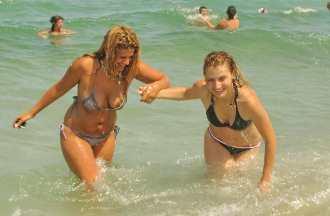 【海外エロ画像】海水浴場でビキニ水着の外国人美女がおっぱいポロリし過ぎだろｗｗｗ-19