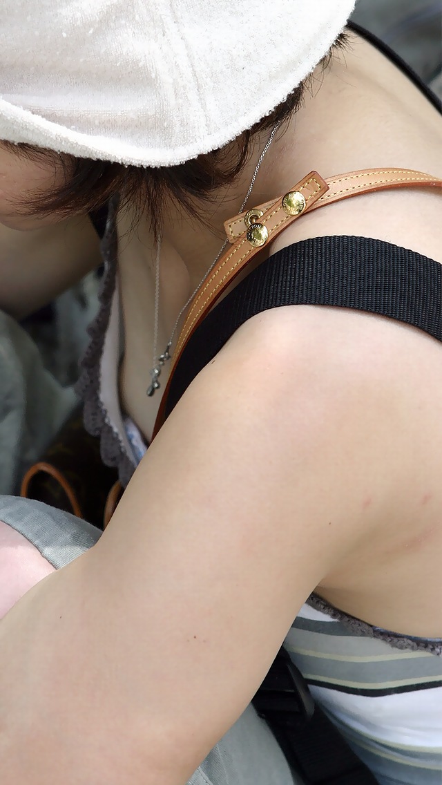 【胸チラエロ画像】普段のモヤモヤを吹き飛ばしてくれる無防備な素人女性のおっぱい谷間ｗｗｗ-08