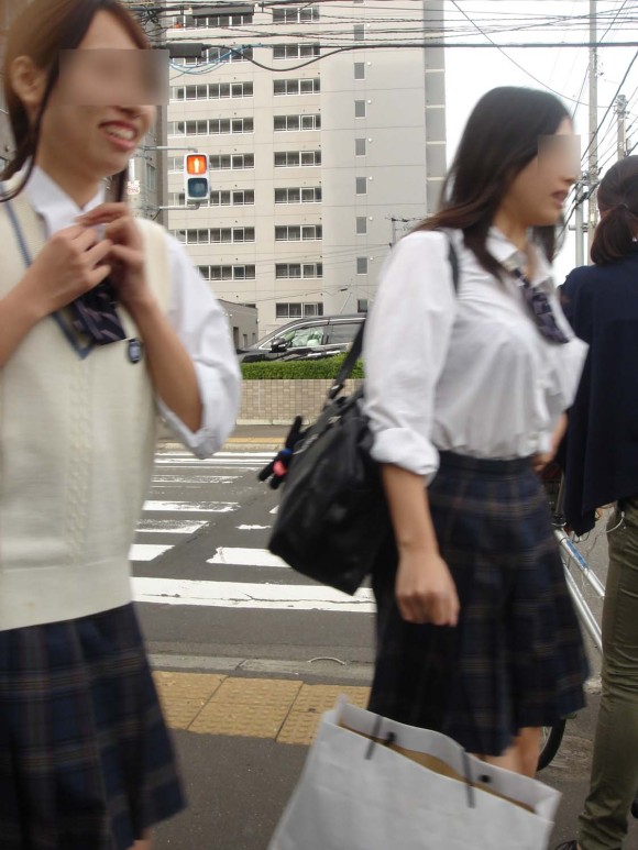 【JK着衣巨乳エロ画像】同級生ならマジ堪らないデカ乳の制服女子校生ｗｗｗ-01