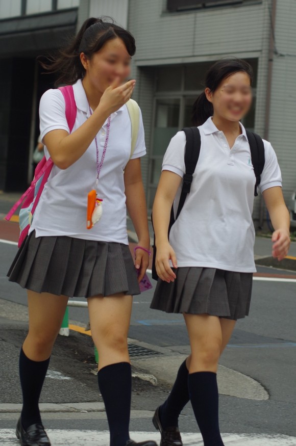 【JK着衣巨乳エロ画像】同級生ならマジ堪らないデカ乳の制服女子校生ｗｗｗ-05