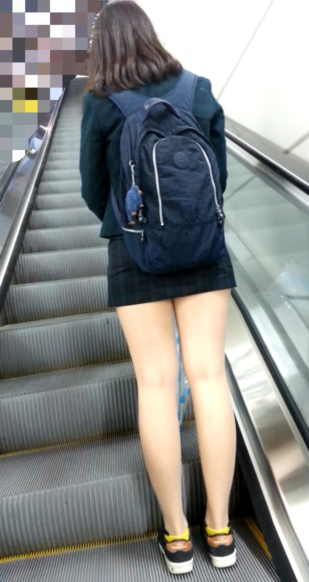【街撮り美脚エロ画像】ほっそり生足のミニスカ素人美女がめっちゃエロいわｗｗｗ-08