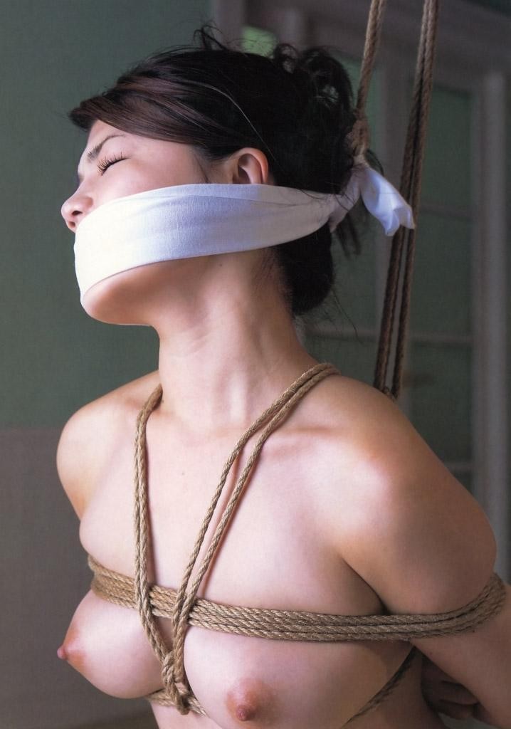 【SMエロ画像】縄でカラダを緊縛調教されて性奴隷と化した女性たちｗｗｗｗｗ-05