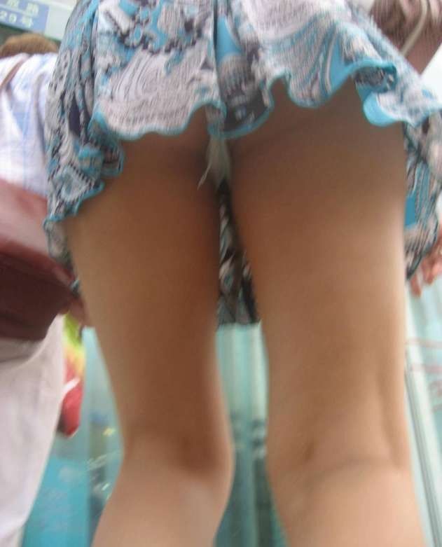 【階段パンチラエロ画像】ミニスカお姉さんを下から覗き見るとパンツ丸見えの絶景ｗｗｗ-03