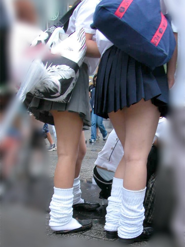 【JKパンチラエロ画像】ローアングルで覗き見る女子校生のパンツのエロさヤバイｗｗｗ-06
