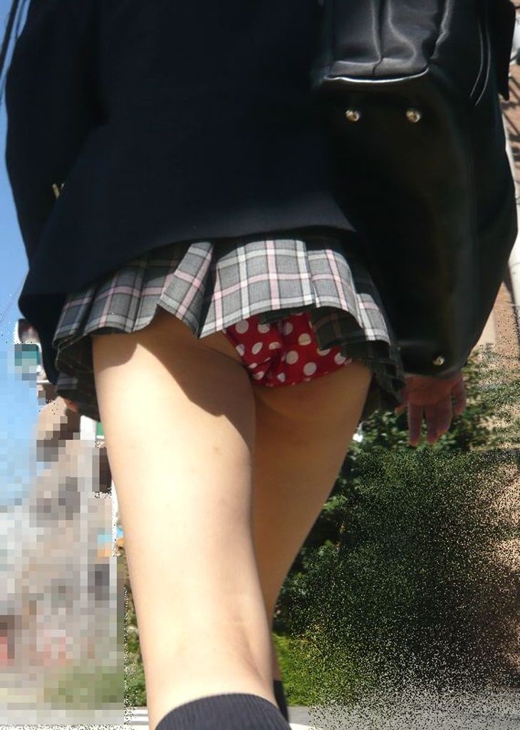 【JKパンチラエロ画像】ローアングルで覗き見る女子校生のパンツのエロさヤバイｗｗｗ-10