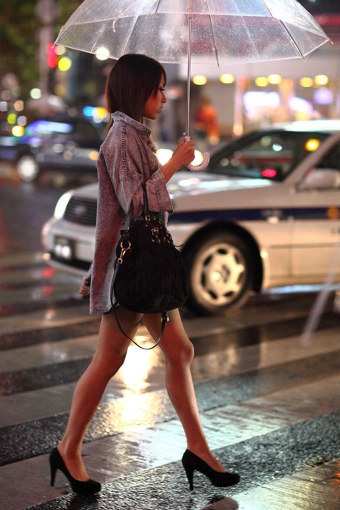 【街撮り美脚エロ画像】素人美女の超短いスカートから伸びる生足に視線は釘付けｗｗｗ-09