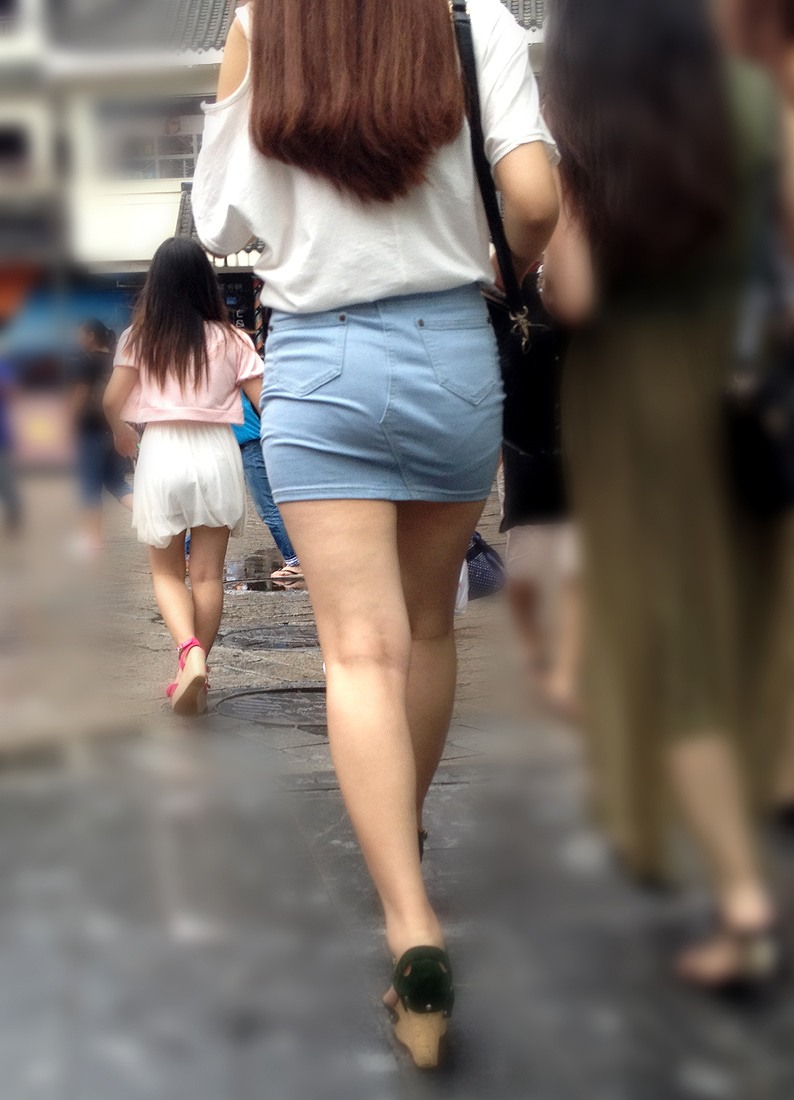 【街撮り美脚エロ画像】素人美女の超短いスカートから伸びる生足に視線は釘付けｗｗｗ-19