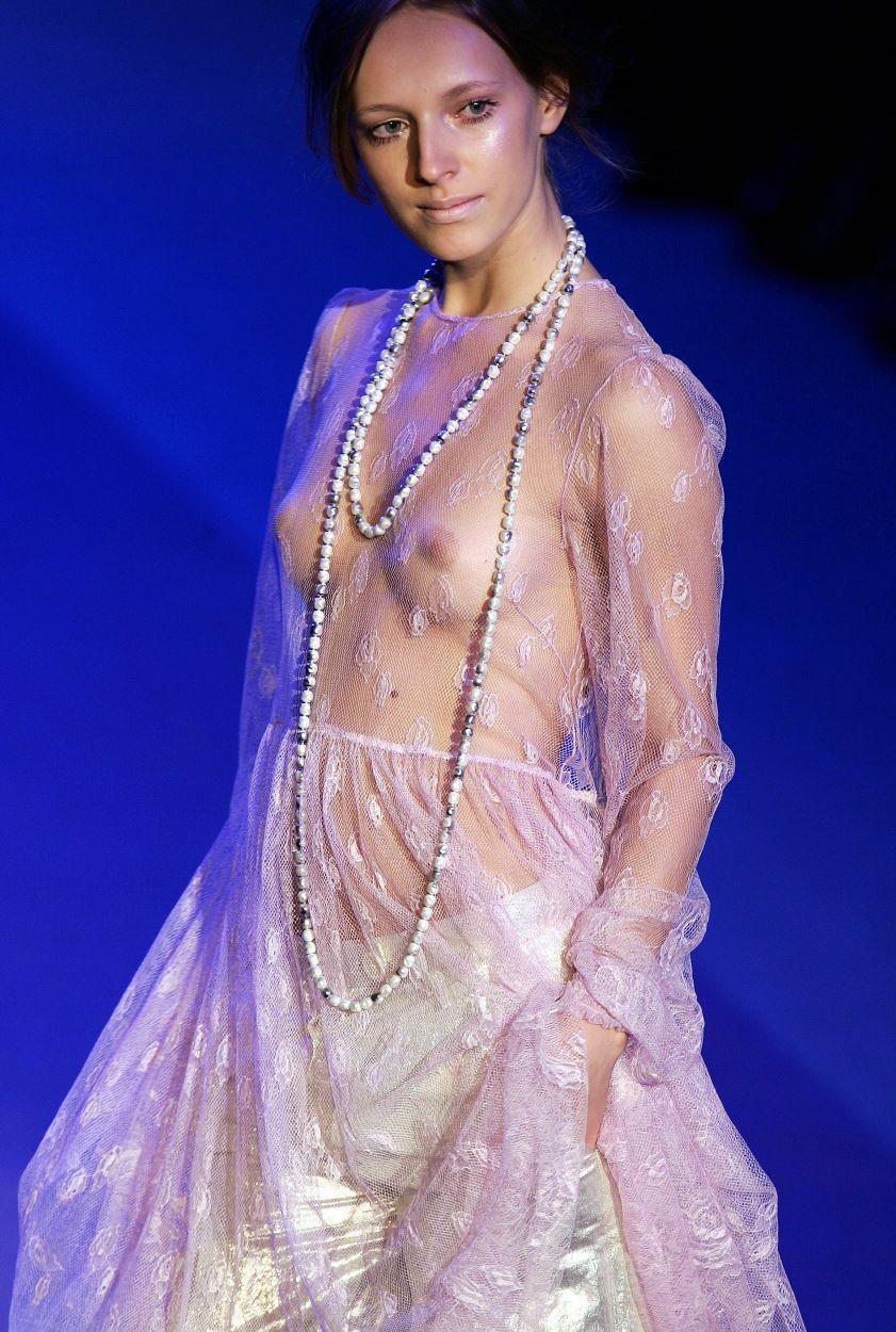 【海外エロ画像】ファンションショーで美人モデルの乳首透けまくりで目のやり場に困るｗｗｗ-05