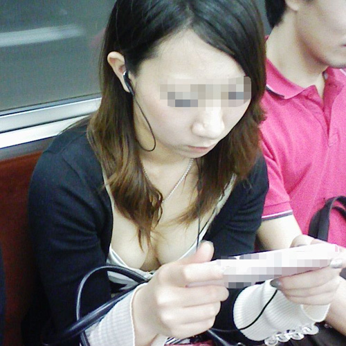 【電車内盗撮エロ画像】男の視線を釘付けにする女の子の無防備な胸チラｗｗｗ