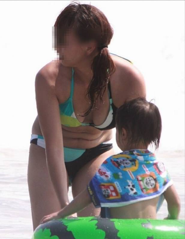 【素人水着エロ画像】ビーチやプールで子連れママ達のドスケベなビキニ姿がエロスｗｗｗ-05