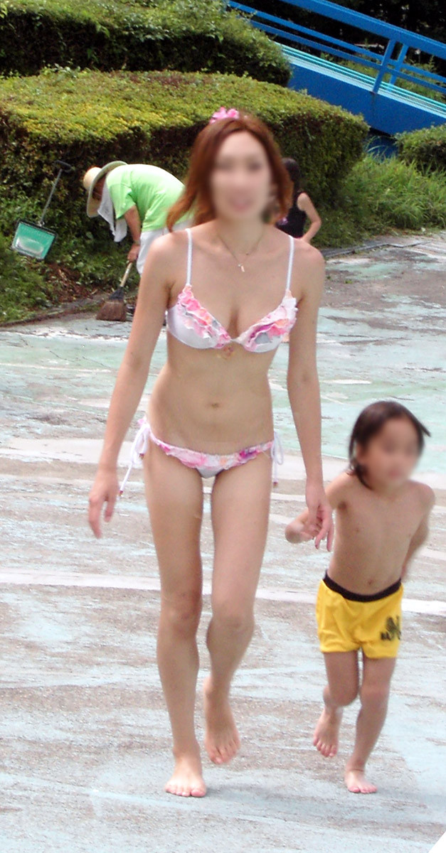【素人水着エロ画像】ビーチやプールで子連れママ達のドスケベなビキニ姿がエロスｗｗｗ-15