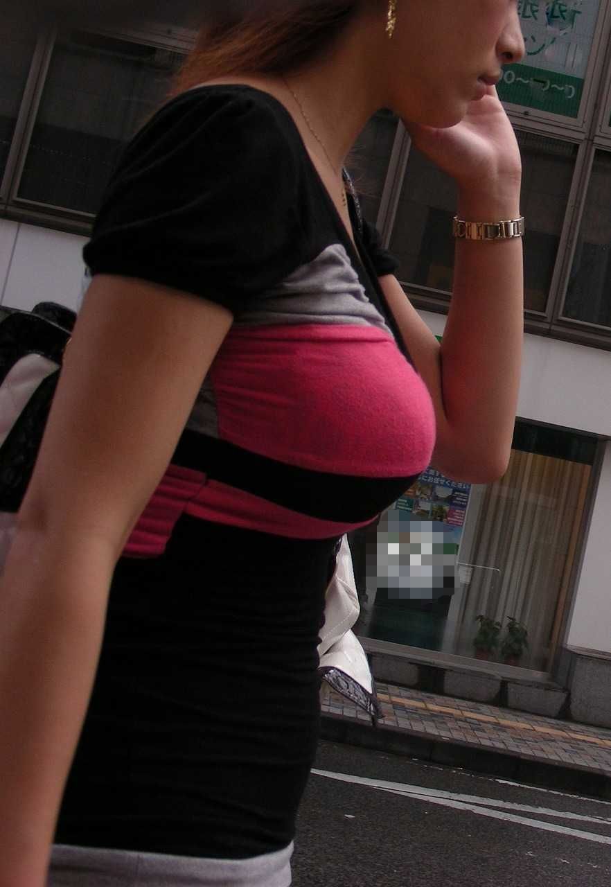 【着衣巨乳エロ画像】デカ乳おっぱいが目立って仕方がない素人女の子の街撮りｗｗｗ-07