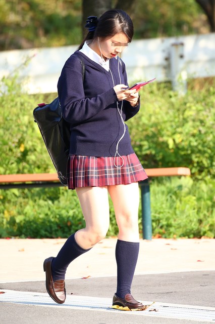 【街撮りJKエロ画像】生足を露出した制服女子校生のスベスベ感が堪らんなｗｗｗ-05
