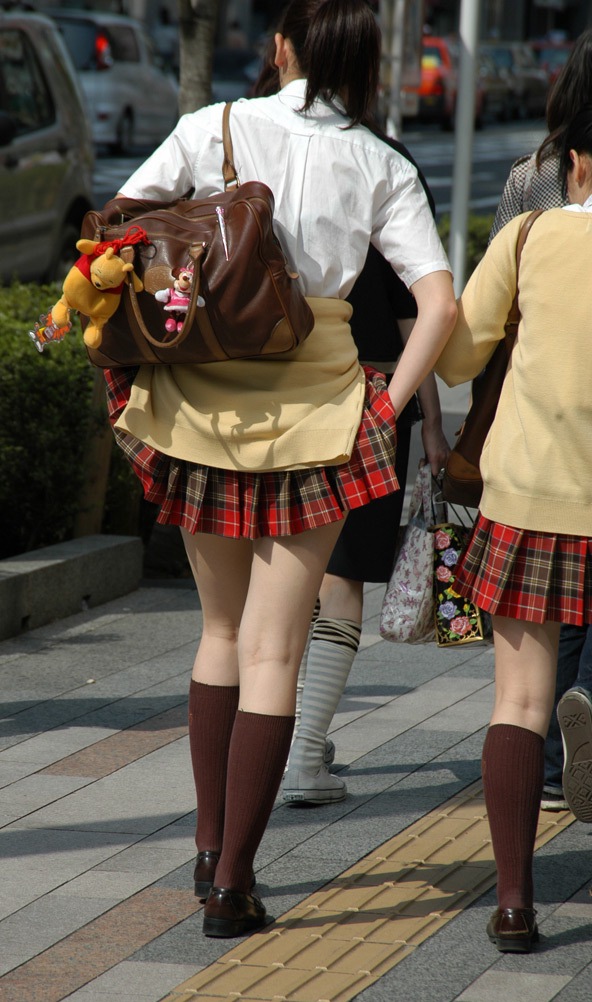 【街撮りJKエロ画像】生足を露出した制服女子校生のスベスベ感が堪らんなｗｗｗ-07