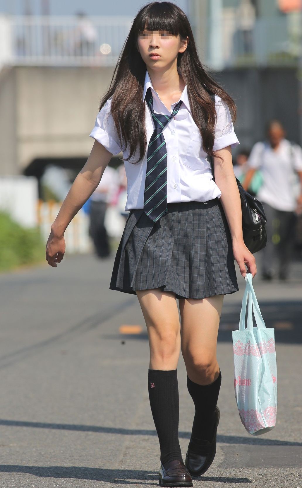 【街撮りJKエロ画像】生足を露出した制服女子校生のスベスベ感が堪らんなｗｗｗ-09