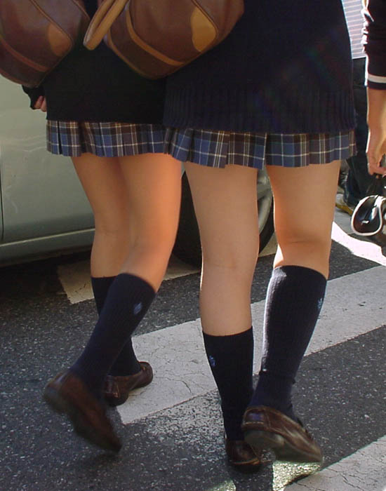【街撮りJKエロ画像】生足を露出した制服女子校生のスベスベ感が堪らんなｗｗｗ-11