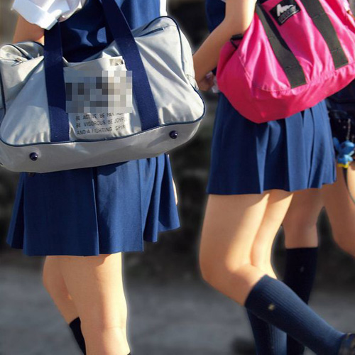 【街撮りJKエロ画像】生足を露出した制服女子校生のスベスベ感が堪らんなｗｗｗ
