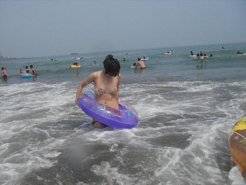 【ハプニングエロ画像】海やプールで水着ギャルが乳首ポロリしてる所をパシャリｗｗｗ-12