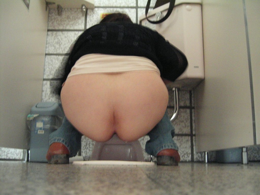 【公衆トイレ盗撮エロ画像】女子便所にマニアが潜入して放尿シーンを撮影した最高のアングルｗｗｗ-05