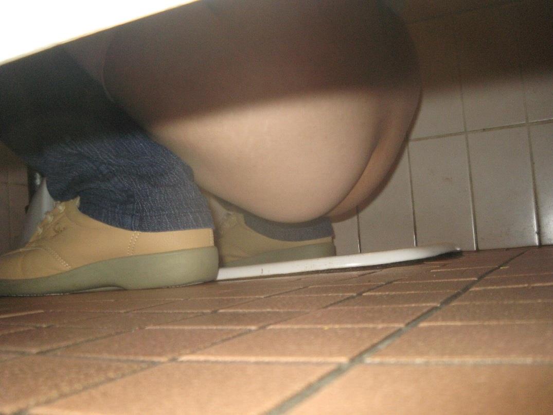 【公衆トイレ盗撮エロ画像】女子便所にマニアが潜入して放尿シーンを撮影した最高のアングルｗｗｗ-17