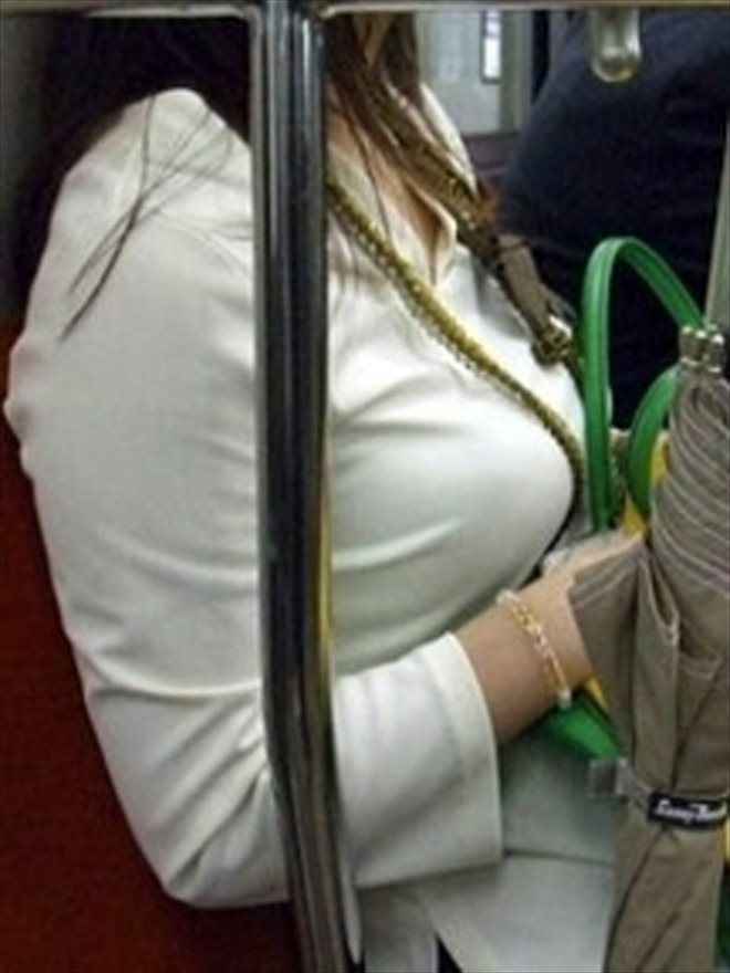 【着衣巨乳盗撮エロ画像】電車の中で発見した素人さんのデカ乳を至近距離で隠し撮りｗｗｗ-04