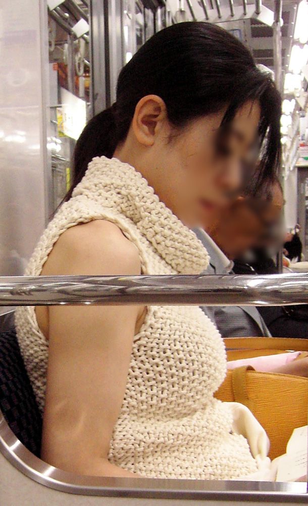 【着衣巨乳盗撮エロ画像】電車の中で発見した素人さんのデカ乳を至近距離で隠し撮りｗｗｗ-07