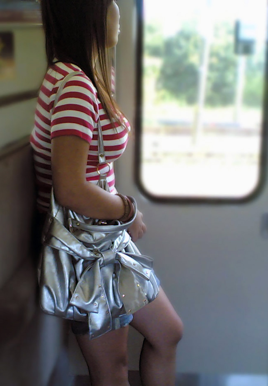 【着衣巨乳盗撮エロ画像】電車の中で発見した素人さんのデカ乳を至近距離で隠し撮りｗｗｗ-09