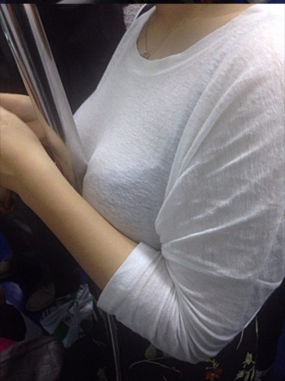 【着衣巨乳盗撮エロ画像】電車の中で発見した素人さんのデカ乳を至近距離で隠し撮りｗｗｗ-12