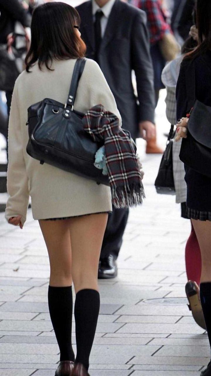 【街撮りJKエロ画像】10代のエキスがたっぷりと凝縮された制服女子校生の美脚を堪能ｗｗｗ-03