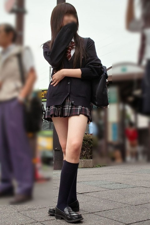 【街撮りJKエロ画像】10代のエキスがたっぷりと凝縮された制服女子校生の美脚を堪能ｗｗｗ-10