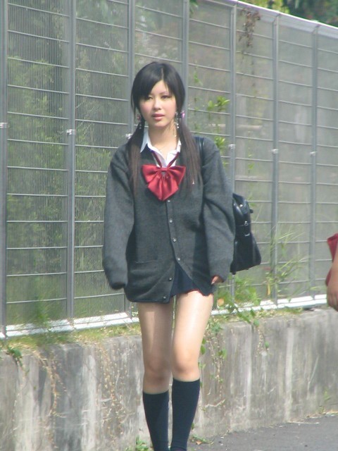 【街撮りJKエロ画像】10代のエキスがたっぷりと凝縮された制服女子校生の美脚を堪能ｗｗｗ-18