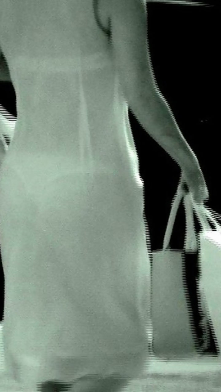 【赤外線盗撮エロ画像】素人女性の着衣から透けて見える下着のエロさは半端ないｗｗｗ-01