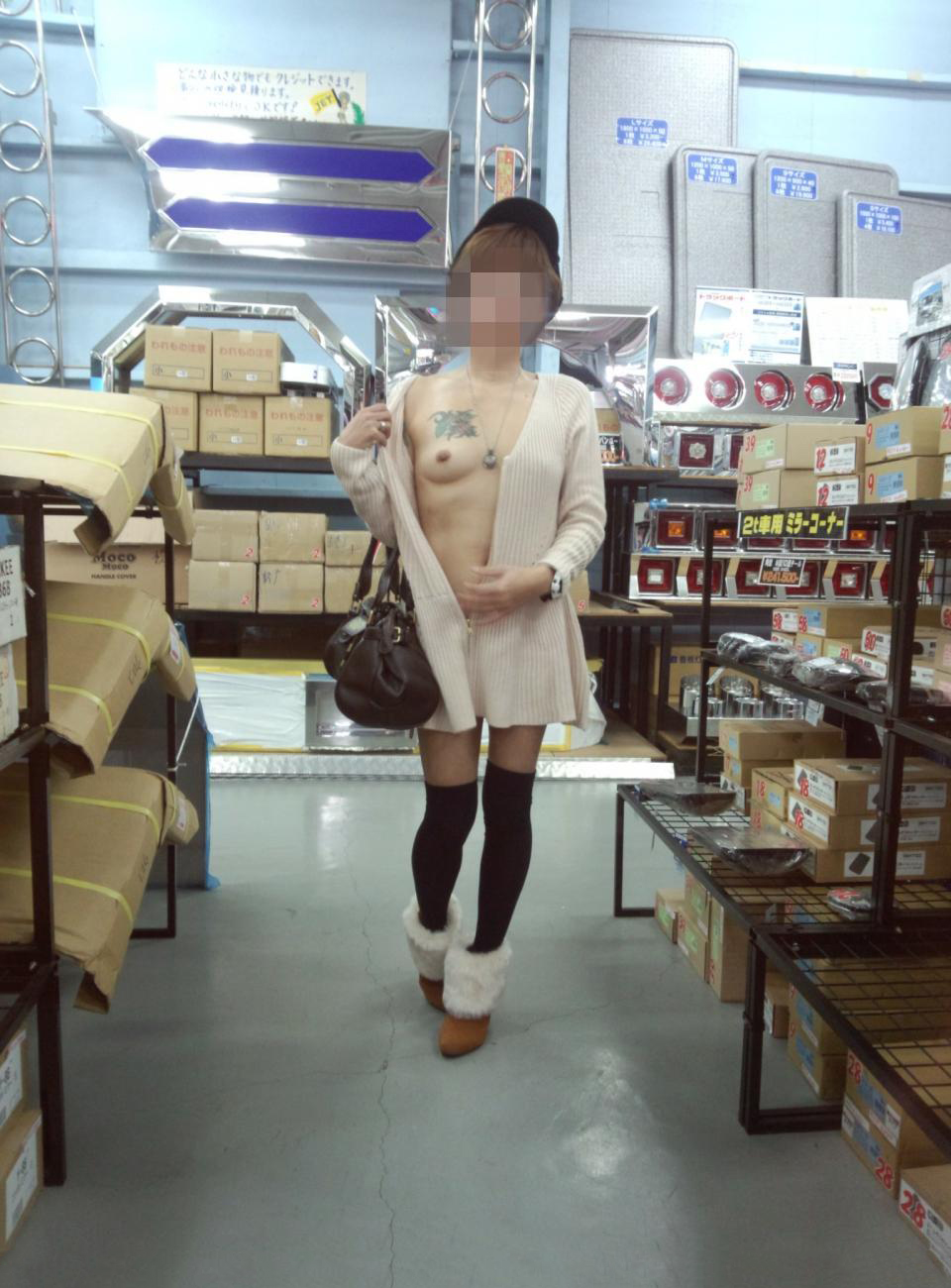 【露出エロ画像】店内で衣服を捲っておっぱいをポロリするのが趣味の露出狂女たちｗｗｗ-01