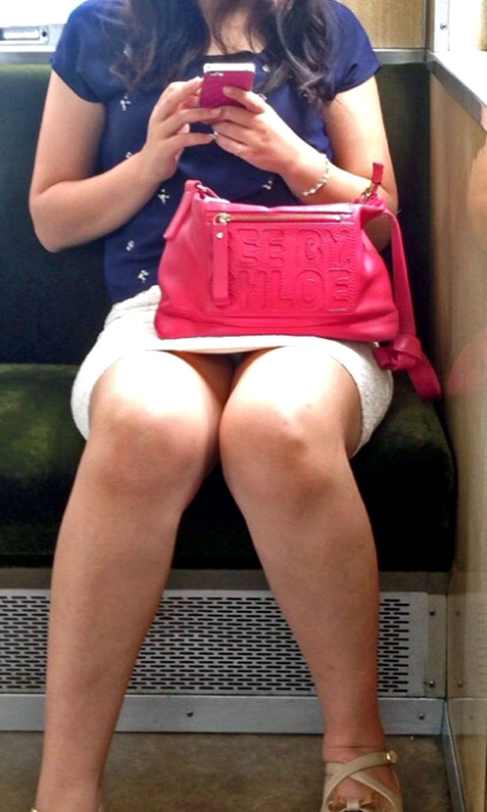 【電車内パンチラエロ画像】真向いに座ったお姉さんのパンツが無防備なミニスカから丸見えｗｗｗ-01