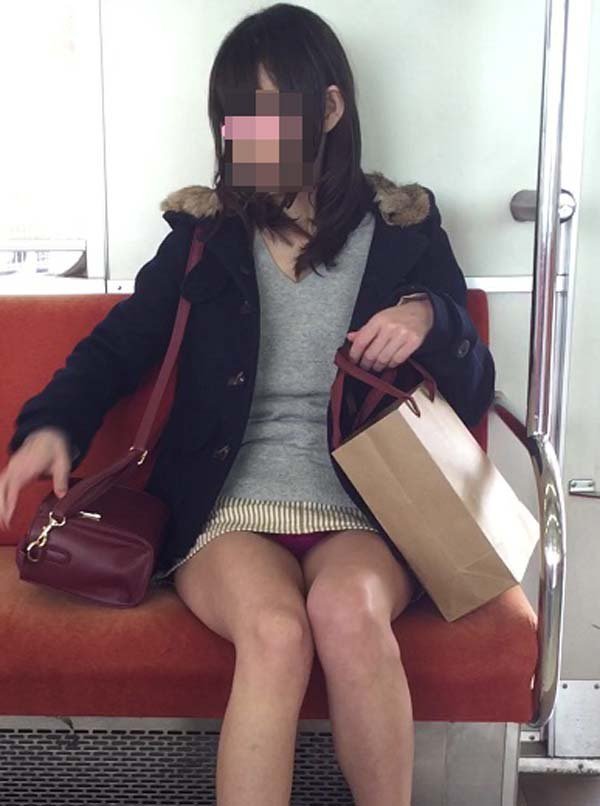【電車内パンチラエロ画像】真向いに座ったお姉さんのパンツが無防備なミニスカから丸見えｗｗｗ-07