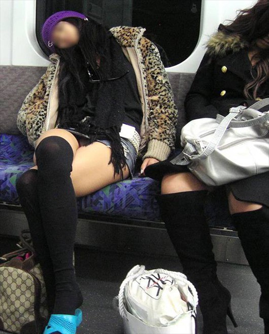 【電車内パンチラエロ画像】真向いに座ったお姉さんのパンツが無防備なミニスカから丸見えｗｗｗ-10