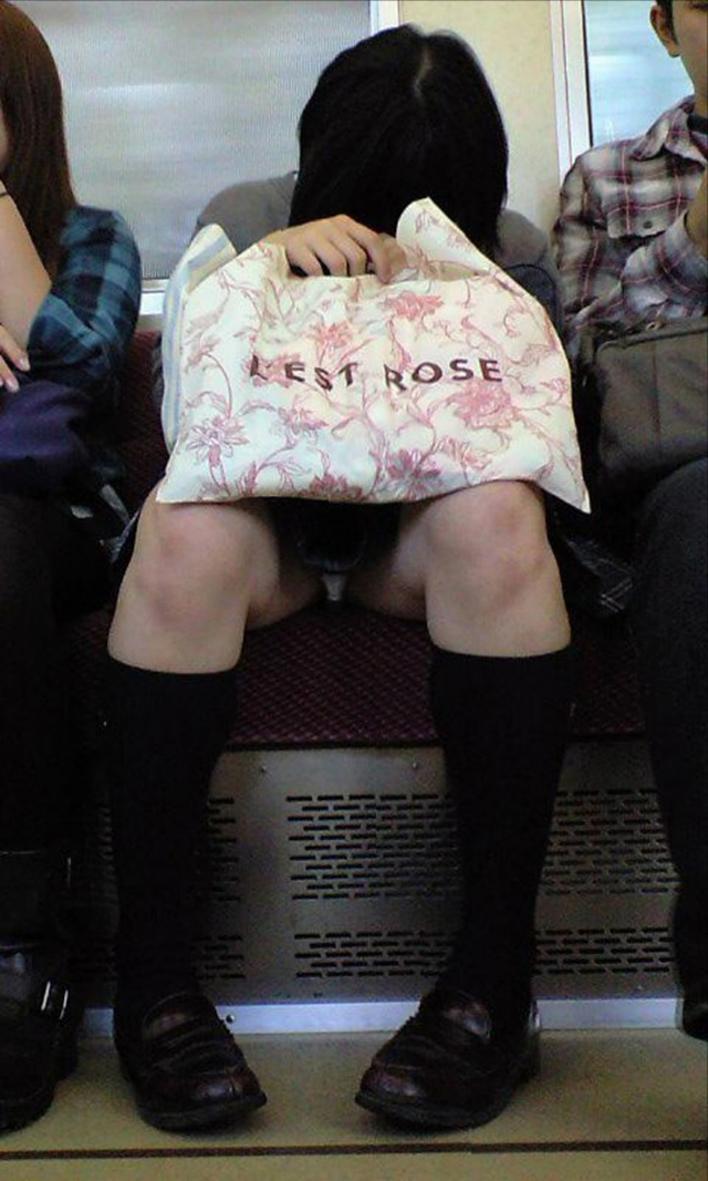 【電車内パンチラエロ画像】真向いに座ったお姉さんのパンツが無防備なミニスカから丸見えｗｗｗ-12