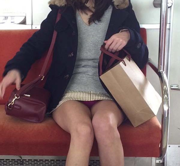【電車内パンチラエロ画像】真向いに座ったお姉さんのパンツが無防備なミニスカから丸見えｗｗｗ-15