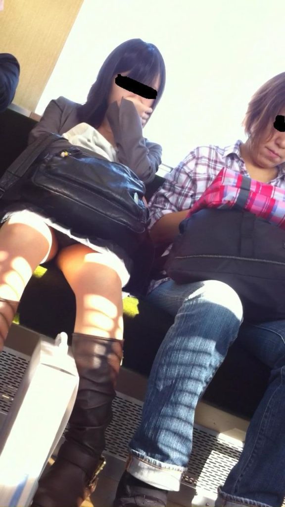 【電車内パンチラエロ画像】真向いに座ったお姉さんのパンツが無防備なミニスカから丸見えｗｗｗ-18