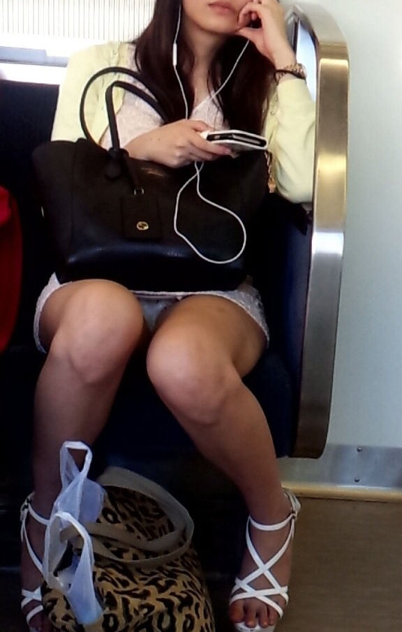 【電車内パンチラエロ画像】真向いに座ったお姉さんのパンツが無防備なミニスカから丸見えｗｗｗ-20