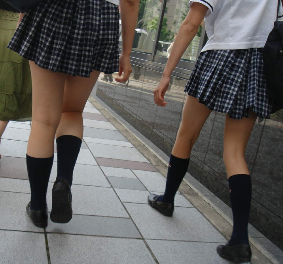 【街撮りJKエロ画像】街中で見かける制服女子校生の短いスカートから覗く美脚に視線は釘付けｗｗ-01