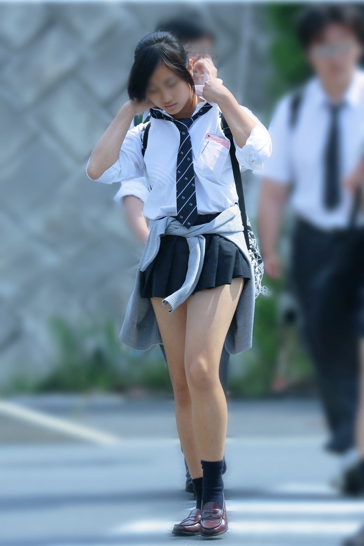 【街撮りJKエロ画像】街中で見かける制服女子校生の短いスカートから覗く美脚に視線は釘付けｗｗ-05