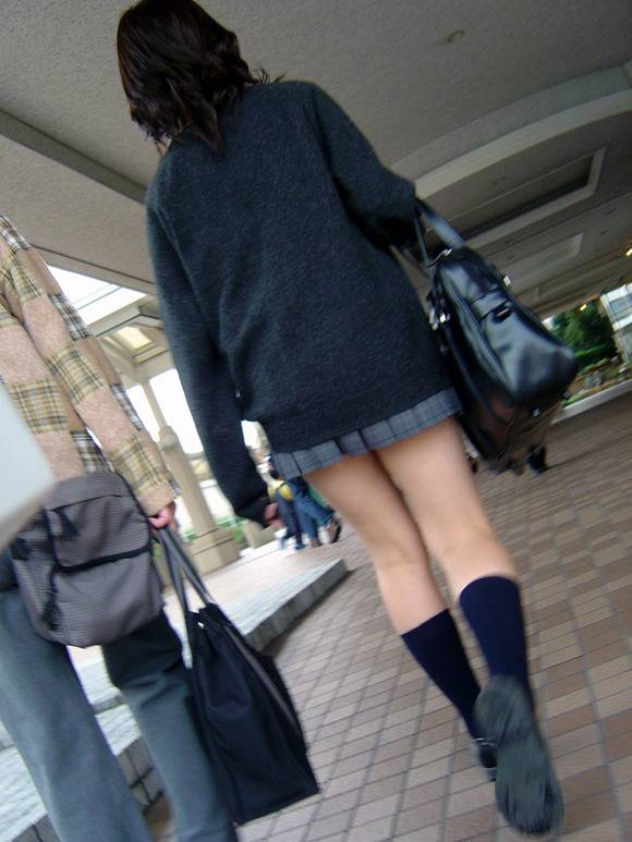 【街撮りJKエロ画像】街中で見かける制服女子校生の短いスカートから覗く美脚に視線は釘付けｗｗ-08