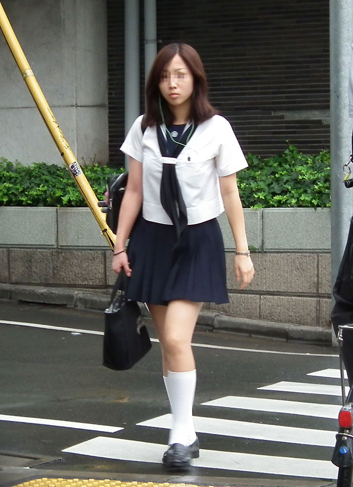 【街撮りJKエロ画像】街中で見かける制服女子校生の短いスカートから覗く美脚に視線は釘付けｗｗ-10